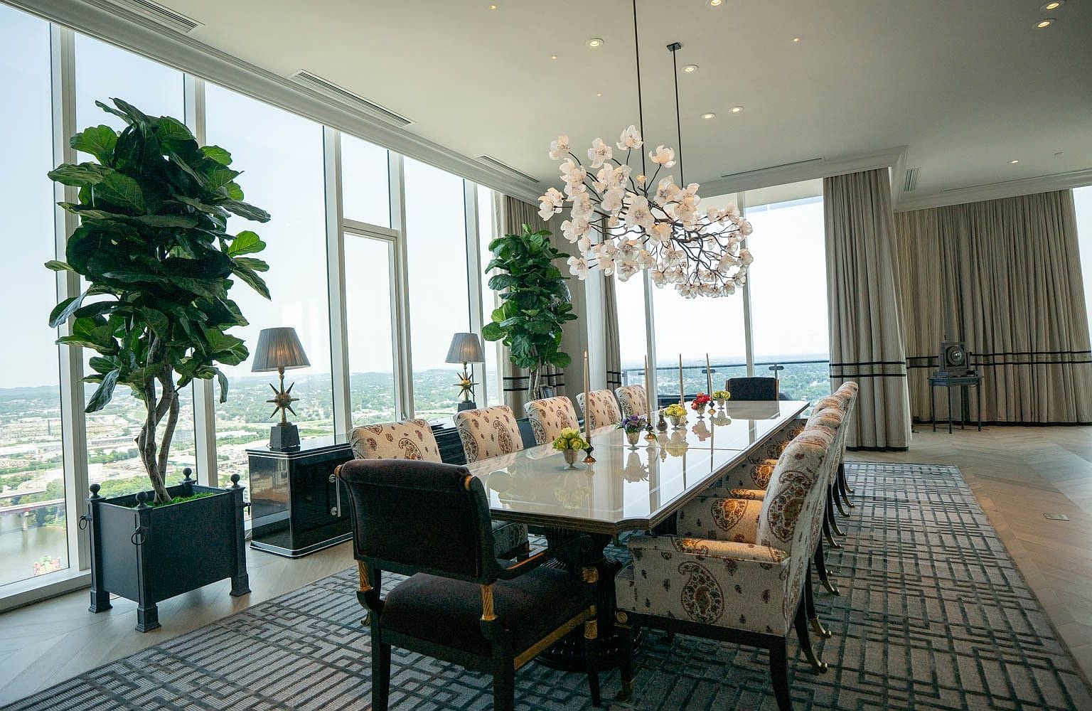 skyline living salon with floor-to-ceiling glass